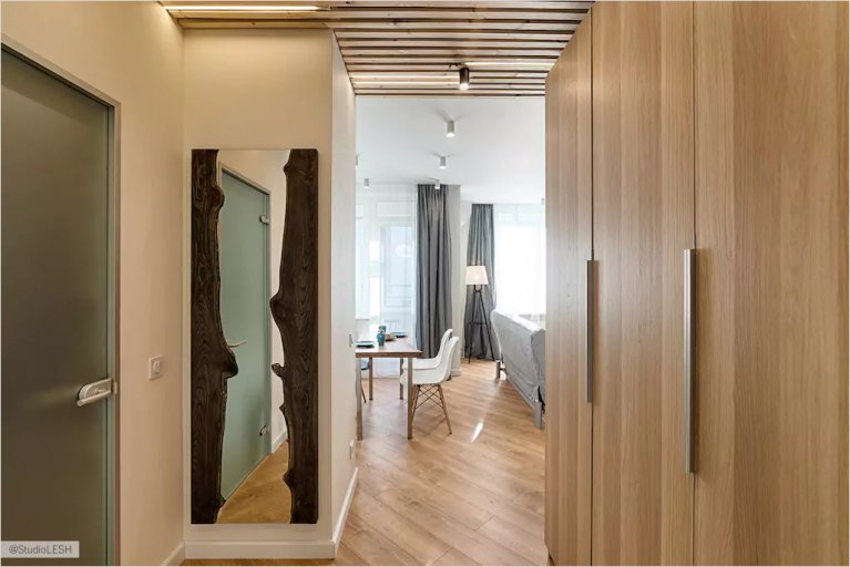 Оформление коридора, зеркало из массива дерева 