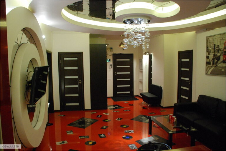 Красный наливной пол в фотостудии 