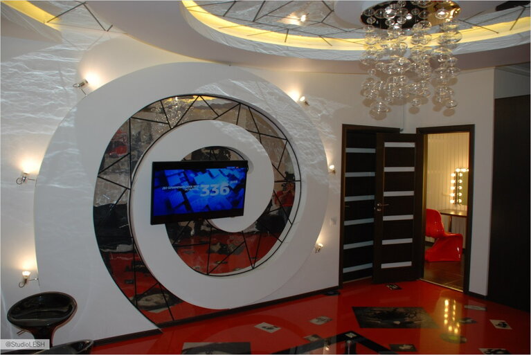 Блики от зеркала на стене