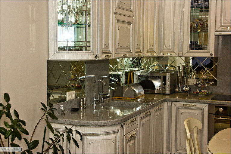 Зеркальный фартук на кухне