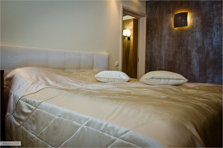 Кровать в спальне