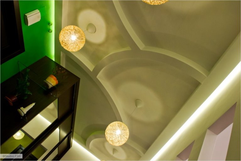 Классная тень от светильников в коридоре 