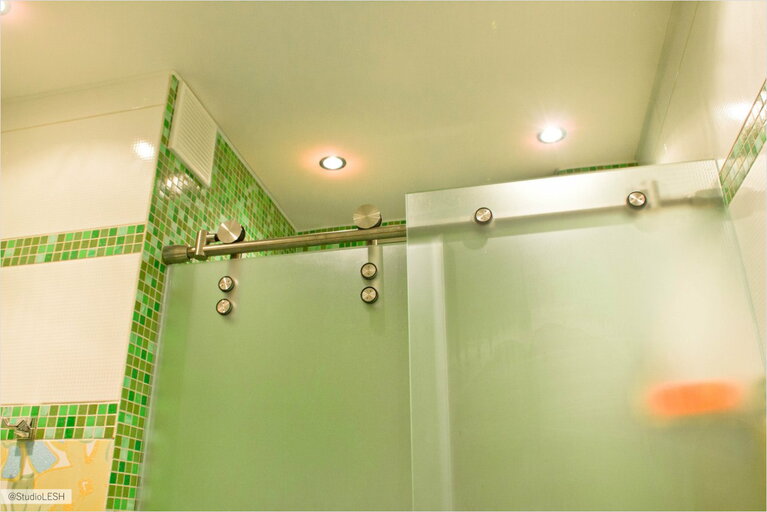 Стеклянные дверки в ванной комнате